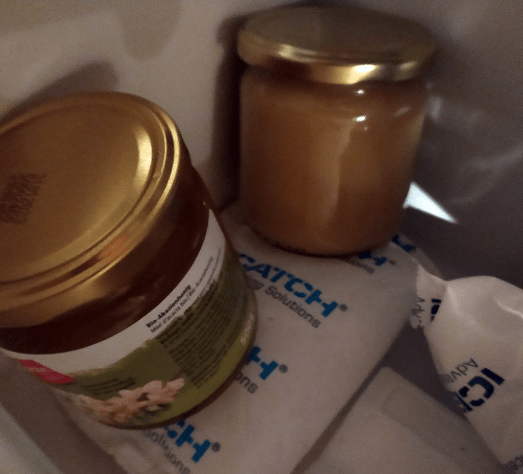 Honiggläser in der Tiefkühlung bei - 18 °C